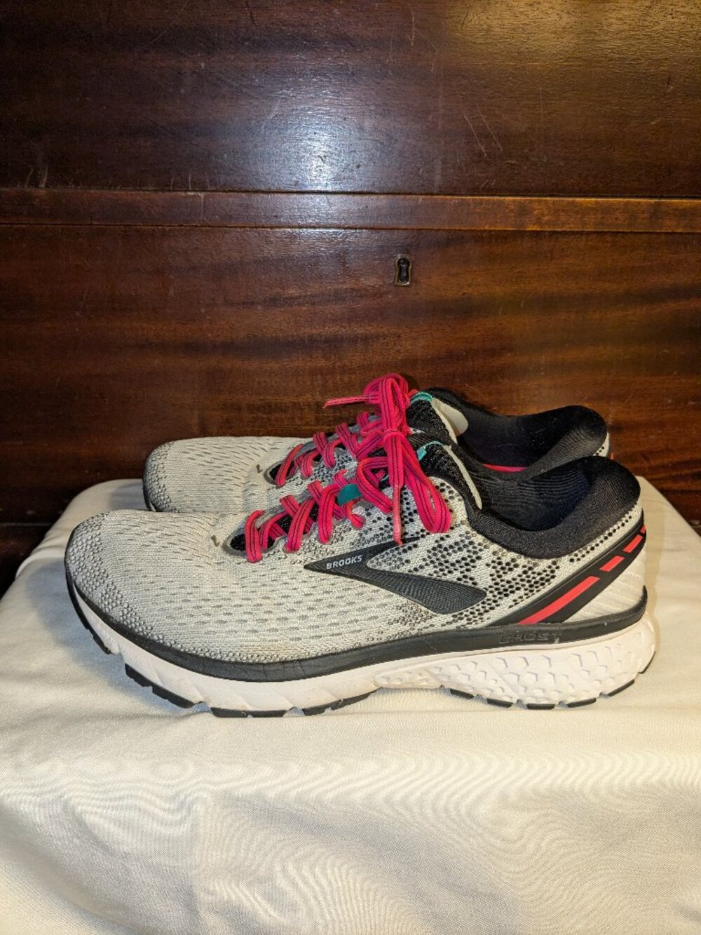 Brooks Ghost 11 Womens 9.5 Running Shoes White Pink Gym Nurse Athleisure Hiking